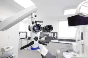 Read more about the article Pierwsze 30 dni pracy z mikroskopem stomatologicznym – plan wdrożenia krok po kroku