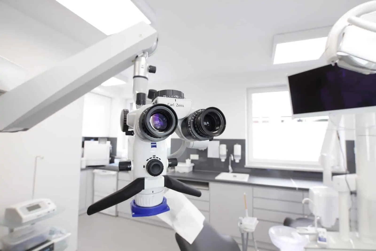 Read more about the article Pierwsze 30 dni pracy z mikroskopem stomatologicznym – plan wdrożenia krok po kroku