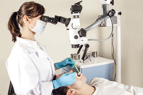 Read more about the article Mikroskop stomatologiczny z kamerą – dokumentacja, edukacja pacjenta i marketing gabinetu