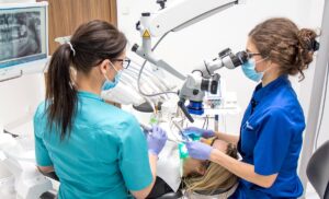 Read more about the article Ergonomia pracy z mikroskopem stomatologicznym – jak chronić kręgosłup i wzrok lekarza