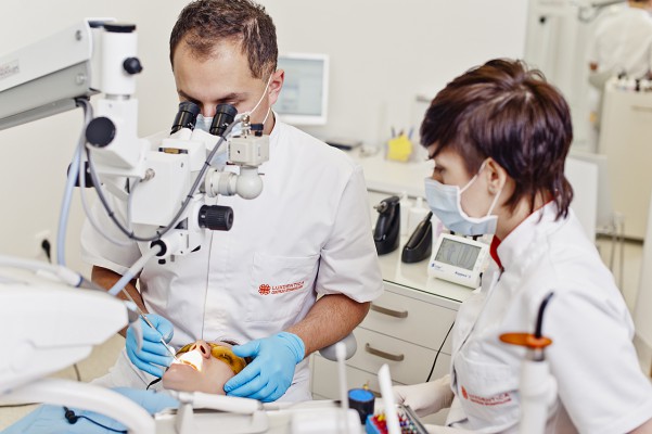 Read more about the article Jak wybrać mikroskop stomatologiczny do gabinetu – praktyczny poradnik lekarza